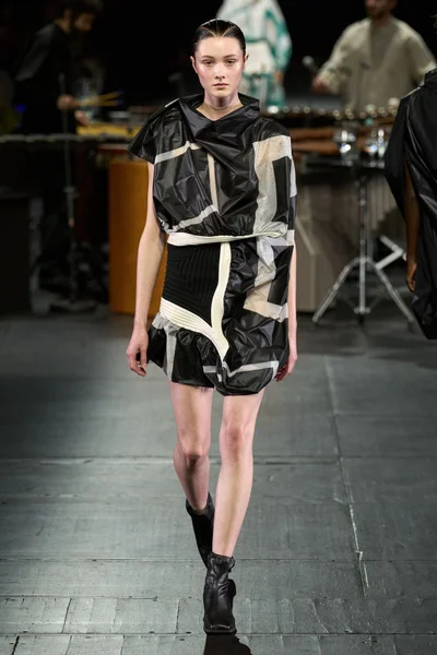 Look 10